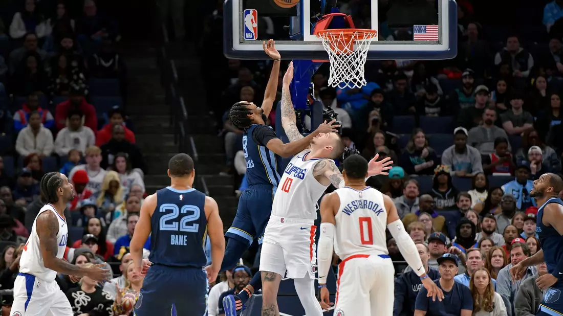 Daniel Theis (2.v.r.) versucht, einen Wurf von Ziaire Williams zu verteidigen. - Bild: Brandon Dill/FR171250 AP/AP