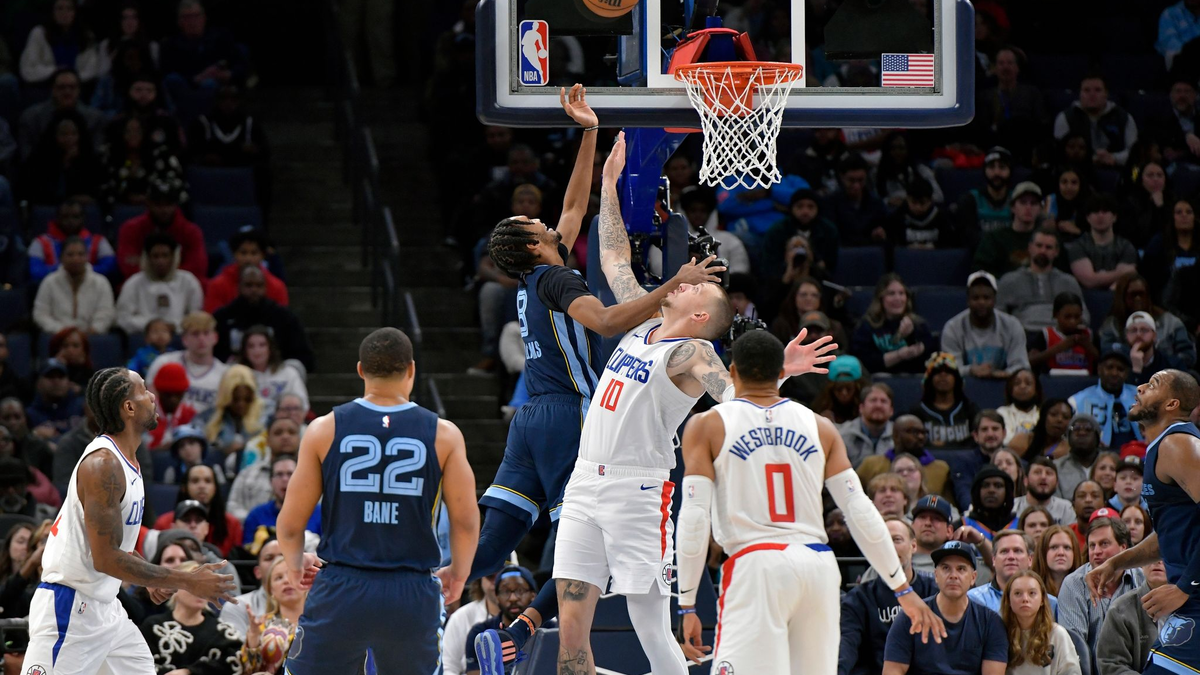 Daniel Theis (2.v.r.) versucht, einen Wurf von Ziaire Williams zu verteidigen. - Foto: Brandon Dill/FR171250 AP/AP