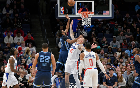 Daniel Theis (2.v.r.) versucht, einen Wurf von Ziaire Williams zu verteidigen. - Foto: Brandon Dill/FR171250 AP/AP