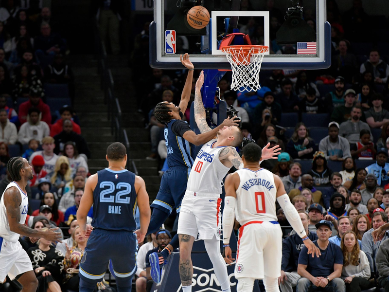Daniel Theis (2.v.r.) versucht, einen Wurf von Ziaire Williams zu verteidigen. - Foto: Brandon Dill/FR171250 AP/AP