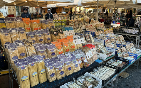 Markt in Rom: Verschiedene Nudelsorten werden auf dem Campo de' Fiori angeboten. - Foto: Robert Messer/dpa