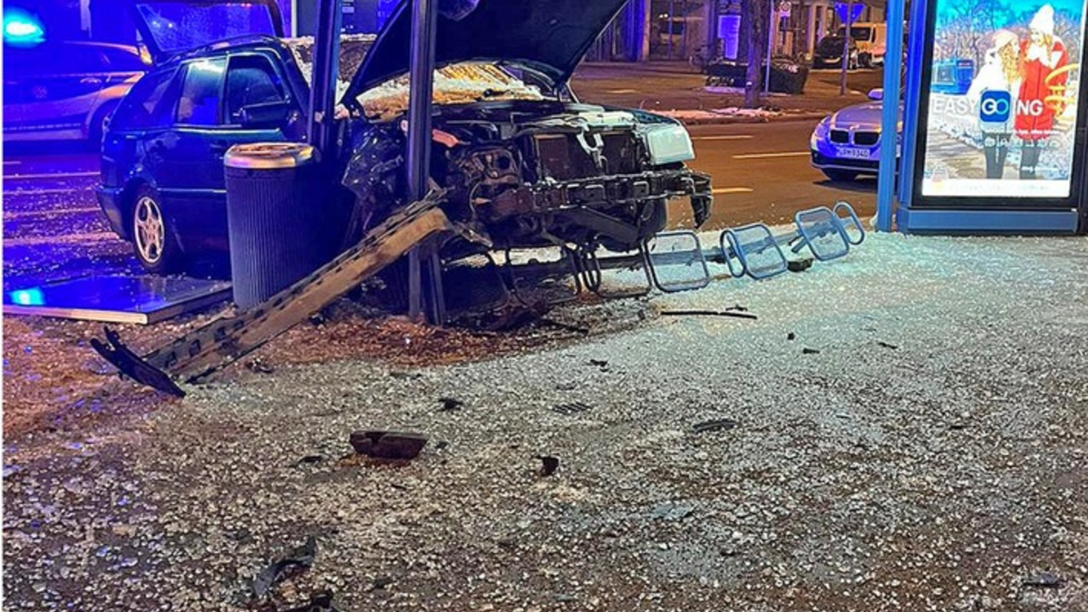 FW-M: Auto fährt in Tramhaltestelle (Maxvorstadt) - Foto: presseportal.de