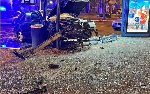 FW-M: Auto fährt in Tramhaltestelle (Maxvorstadt) - Foto: presseportal.de