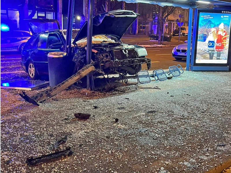 FW-M: Auto fährt in Tramhaltestelle (Maxvorstadt) - Foto: presseportal.de