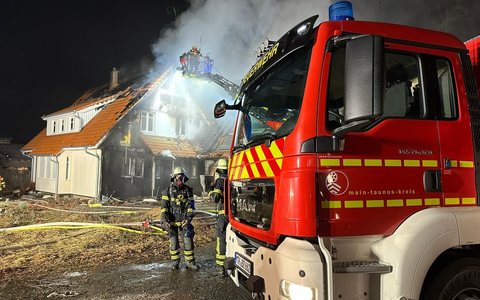 Feuerwehr MTK: Großbrand in Weilrod-Mauloff: MTK-Feuerwehren unterstützen im Hochtaunuskreis - Foto: presseportal.de