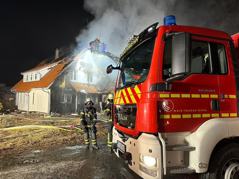 Feuerwehr MTK: Großbrand in Weilrod-Mauloff: MTK-Feuerwehren unterstützen im Hochtaunuskreis - Foto: presseportal.de