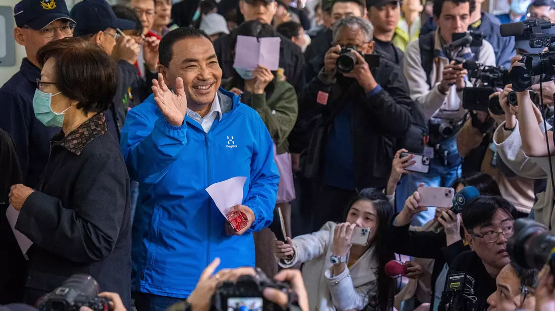 Präsidentschaftskandidat Hou Yu-ih winkt bei seiner Ankunft in einem Wahllokal. - Bild: Louise Delmotte/AP