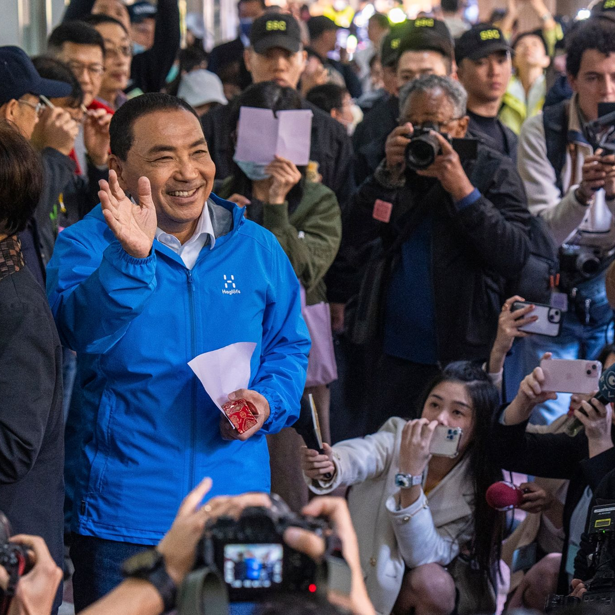 Präsidentschaftskandidat Hou Yu-ih winkt bei seiner Ankunft in einem Wahllokal. - Foto: Louise Delmotte/AP