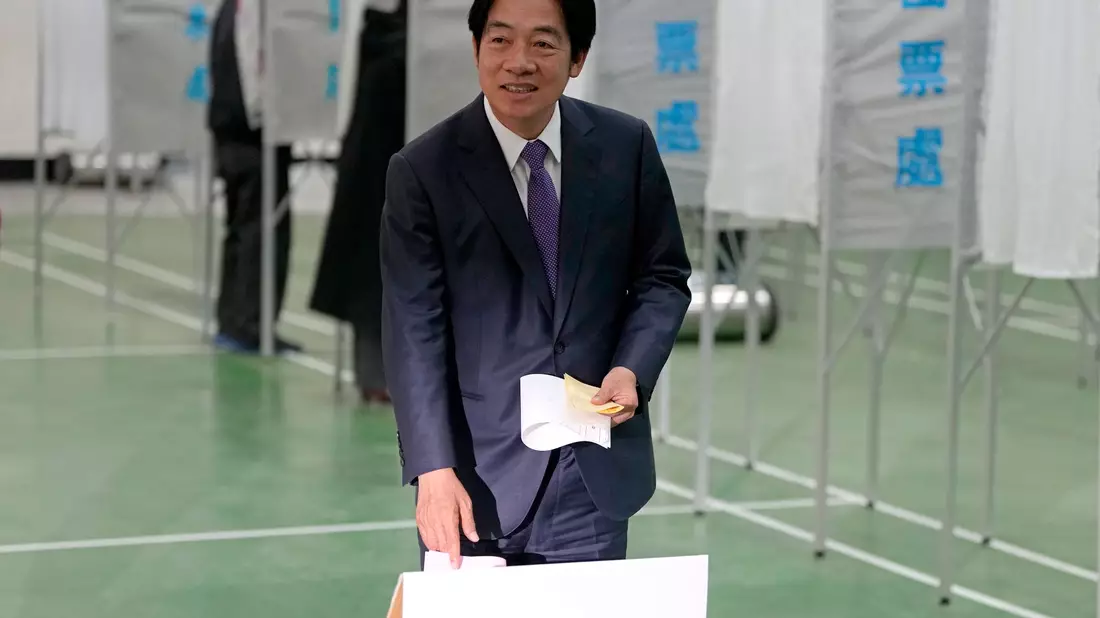 Präsidentschaftskandidat William Lai von der  Demokratischen Fortschrittspartei gibt in Tainan seine Stimme ab. - Bild: Ng Han Guan/AP/dpa
