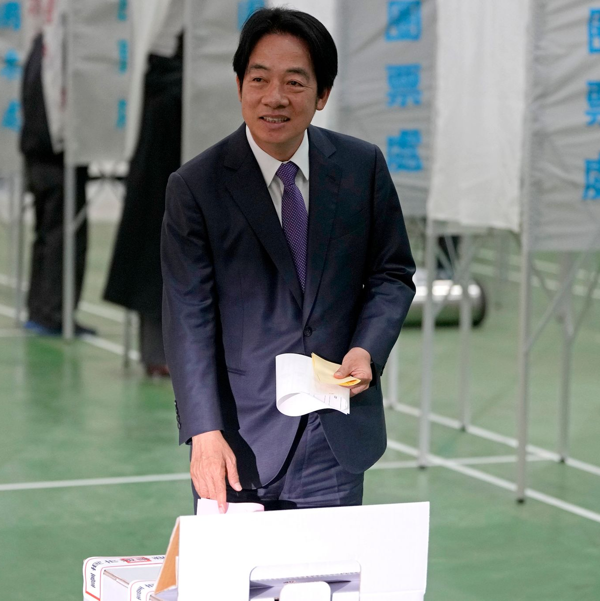Präsidentschaftskandidat William Lai von der  Demokratischen Fortschrittspartei gibt in Tainan seine Stimme ab. - Foto: Ng Han Guan/AP/dpa