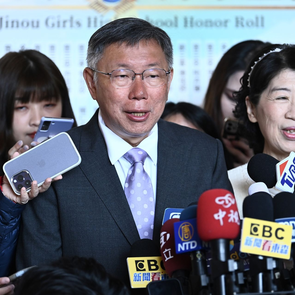 Präsidentschaftskandidat Ko Wen-je ist mit seiner Frau Chen Pei-chi zur Stimmabgabe gekommen. - Foto: Johannes Neudecker/dpa