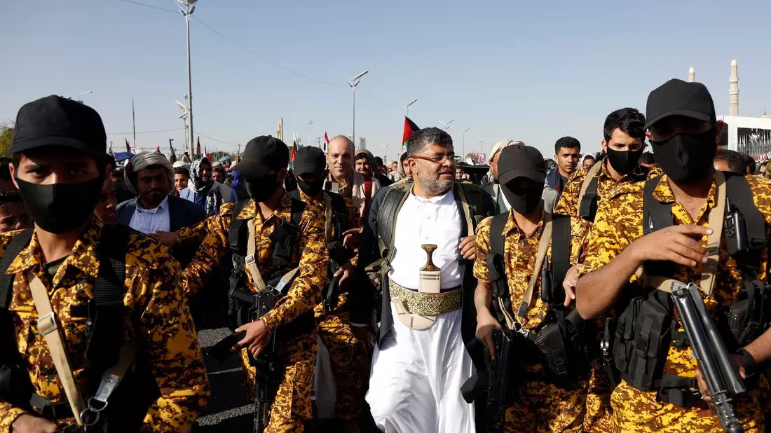 Mohammed Ali al-Houthi (M), ehemaliger Präsident des Revolutionskomitees, kommt zu einer Demonstration in Sanaa gegen die von den USA geführten Luftangriffe. - Bild: Uncredited/AP