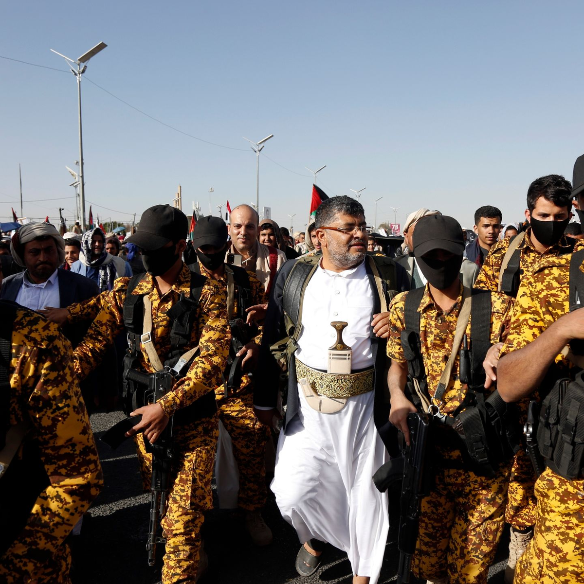Der israelische Angriff auf einen Hafen im Jemen löste einen Brand aus. - Foto: Uncredited/AP