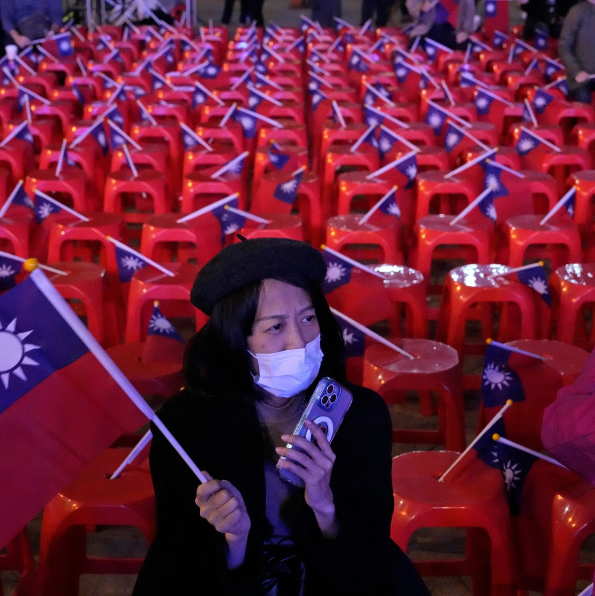 Warten auf das Ergebnis der Wahl: Eine Frau schwenkt die Nationalflagge von Taiwan. - Foto: Ng Han Guan/AP/dpa