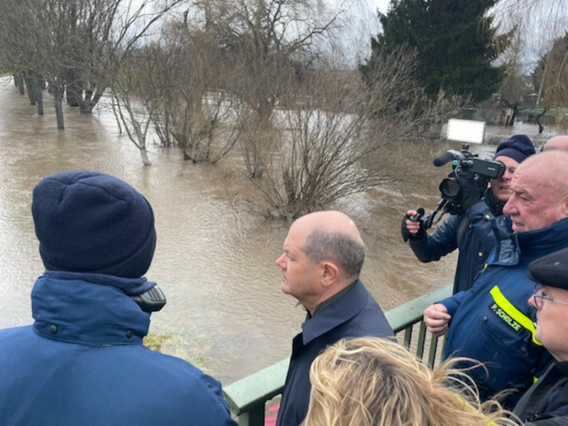 THW LVBEBBST: Hochwassereinsatz nach Sturmtief Zoltan- Rund 2,5 Millionen Sandsäcke später: Erste Zwischenbilanz THW-Einsatz in Sachsen-Anhalt - Foto: presseportal.de