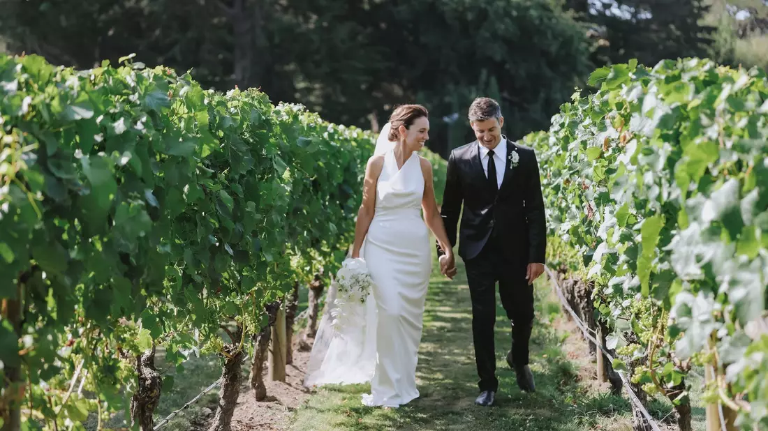 Die ehemalige neuseeländische Premierministerin Jacinda Ardern mit ihrem Ehemann Clarke Gayford bei ihrer Hochzeit auf dem Weingut Craggy Range in Hawke's Bay. - Bild: Felicity Jean Photography/FELICITY JEAN PHOTOGRAPHY/AAP/dpa