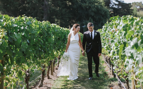 Die ehemalige neuseeländische Premierministerin Jacinda Ardern mit ihrem Ehemann Clarke Gayford bei ihrer Hochzeit auf dem Weingut Craggy Range in Hawke's Bay. - Foto: Felicity Jean Photography/FELICITY JEAN PHOTOGRAPHY/AAP/dpa
