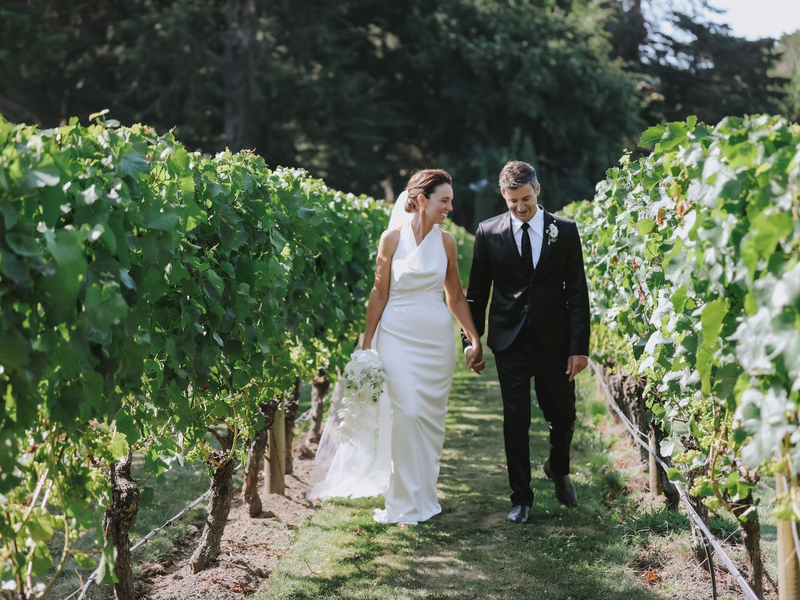 Die ehemalige neuseeländische Premierministerin Jacinda Ardern mit ihrem Ehemann Clarke Gayford bei ihrer Hochzeit auf dem Weingut Craggy Range in Hawke's Bay. - Foto: Felicity Jean Photography/FELICITY JEAN PHOTOGRAPHY/AAP/dpa