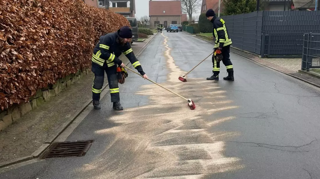 FW-Schermbeck: Zwei Ölspuren für den Löschzug Altschermbeck - Bild: presseportal.de