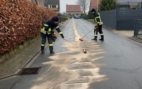 FW-Schermbeck: Zwei Ölspuren für den Löschzug Altschermbeck - Foto: presseportal.de