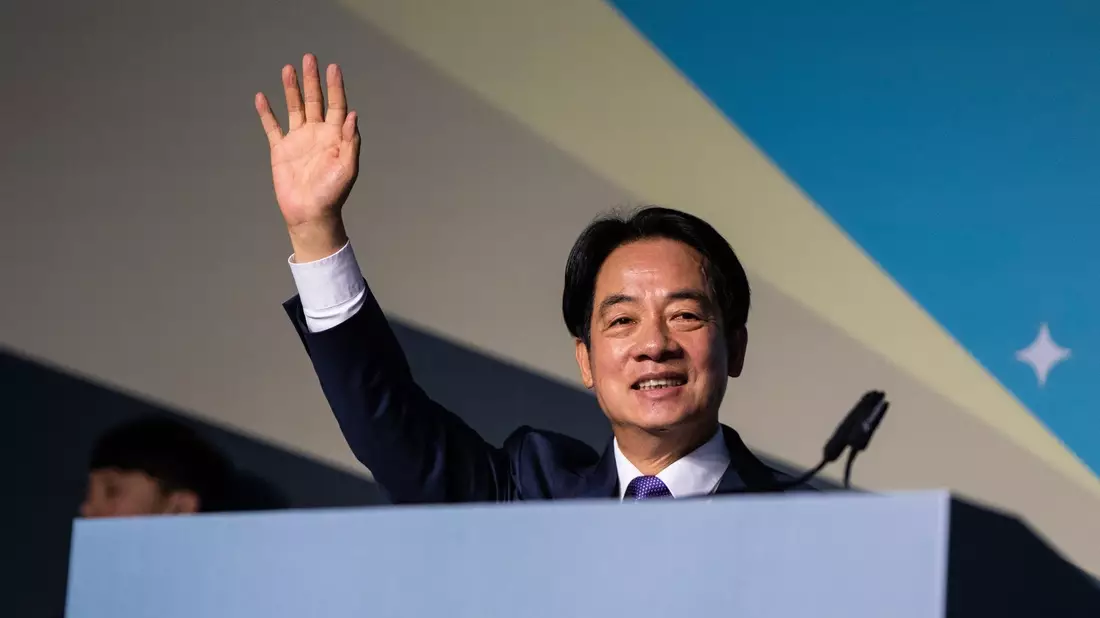 William Lai begrüßt seine Anhänger. - Bild: Louise Delmotte/AP