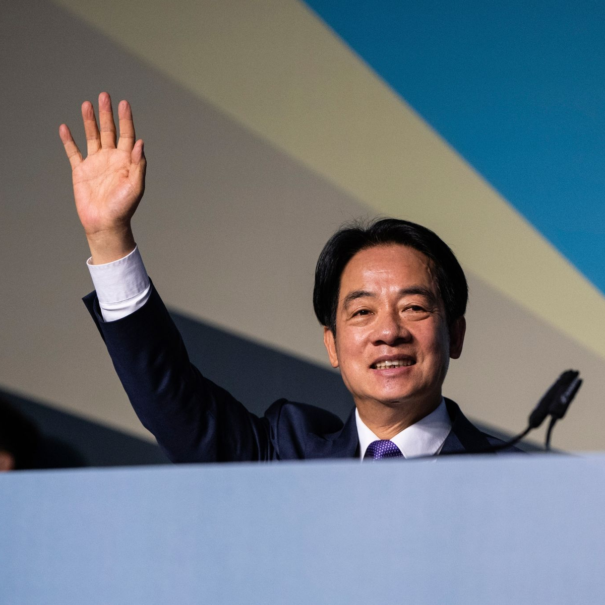 William Lai begrüßt seine Anhänger. - Foto: Louise Delmotte/AP