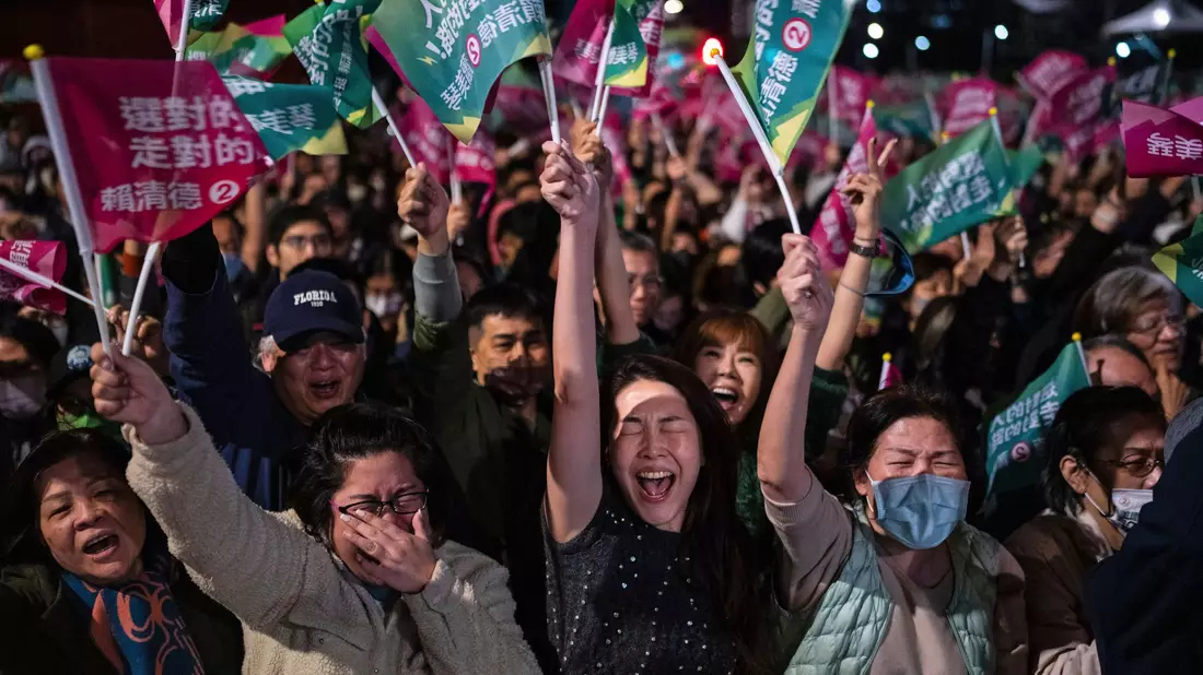 Die Menschen jubeln  bei einer Kundgebung der Demokratischen Fortschrittspartei. - Bild: Louise Delmotte/AP/dpa