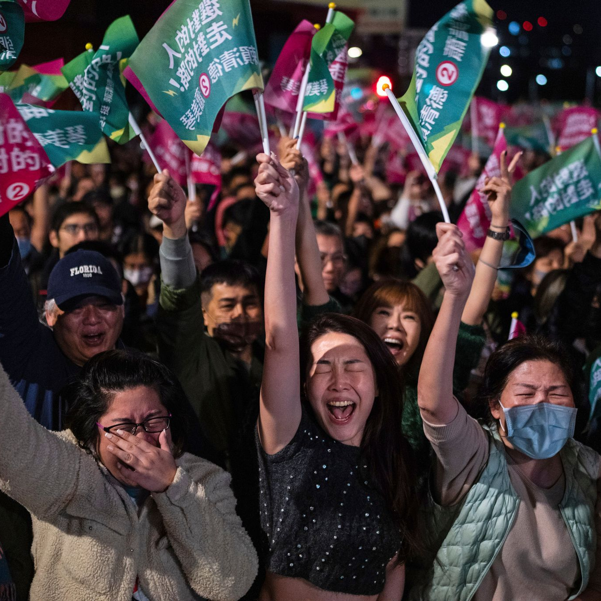 Die Menschen jubeln  bei einer Kundgebung der Demokratischen Fortschrittspartei. - Foto: Louise Delmotte/AP/dpa