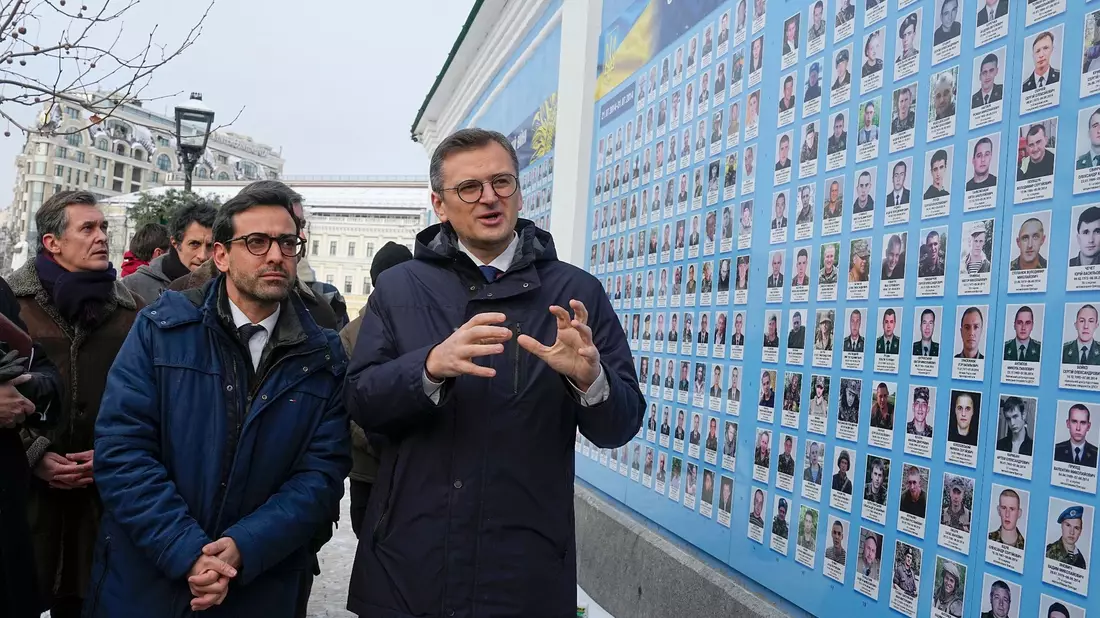 Dmytro Kuleba (r) und Stéphane Séjourné besuchen in Kiew die Gedenkmauer der gefallenen Soldaten der Ukraine. - Bild: Efrem Lukatsky/AP/dpa