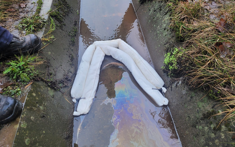 FW-ROW: Öl läuft in die Lehrde - Foto: presseportal.de