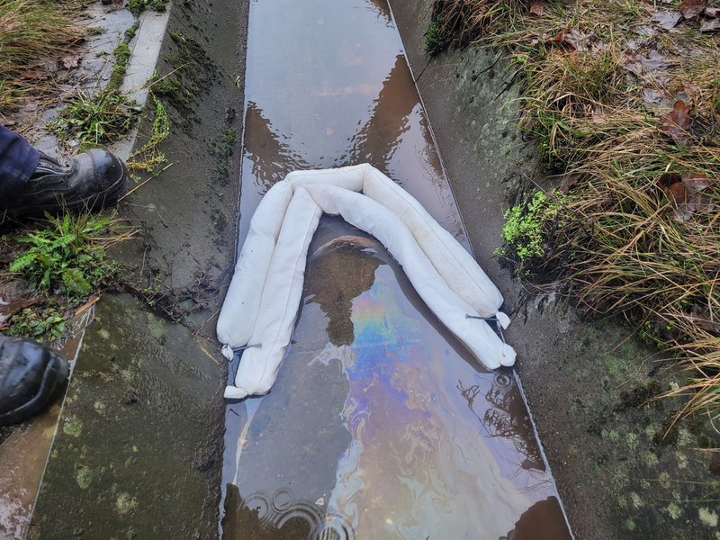 FW-ROW: Öl läuft in die Lehrde - Foto: presseportal.de