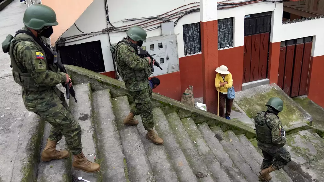 Soldaten patrouillieren in einem Wohngebiet im Süden von Quito. - Bild: Dolores Ochoa/AP