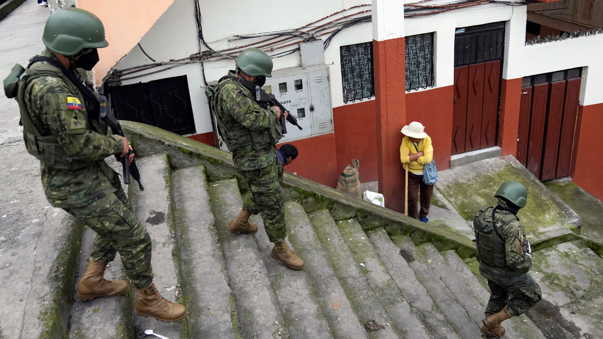 Soldaten patrouillieren in einem Wohngebiet im Süden von Quito. - Foto: Dolores Ochoa/AP