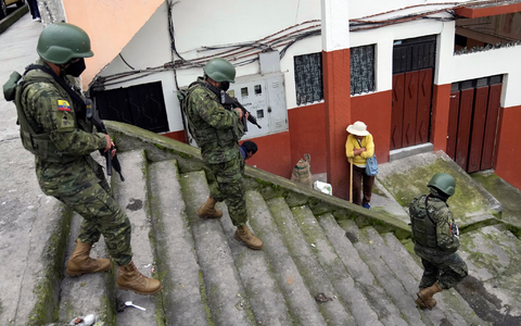 Soldaten patrouillieren in einem Wohngebiet im Süden von Quito. - Foto: Dolores Ochoa/AP