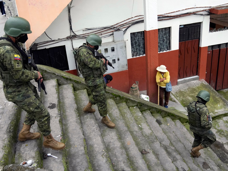 Soldaten patrouillieren in einem Wohngebiet im Süden von Quito. - Foto: Dolores Ochoa/AP