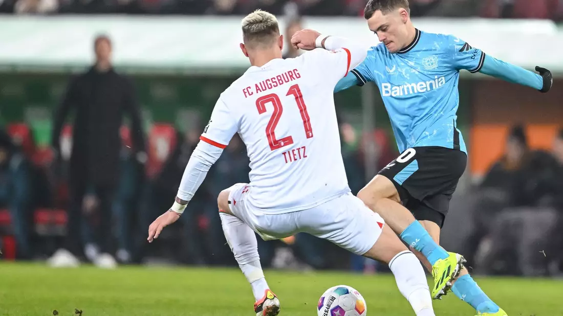 Florian Wirtz (r) kam bei Leverkusens Sieg in Augsburg erst in der zweiten Halbzeit ins Spiel. - Bild: Harry Langer/dpa