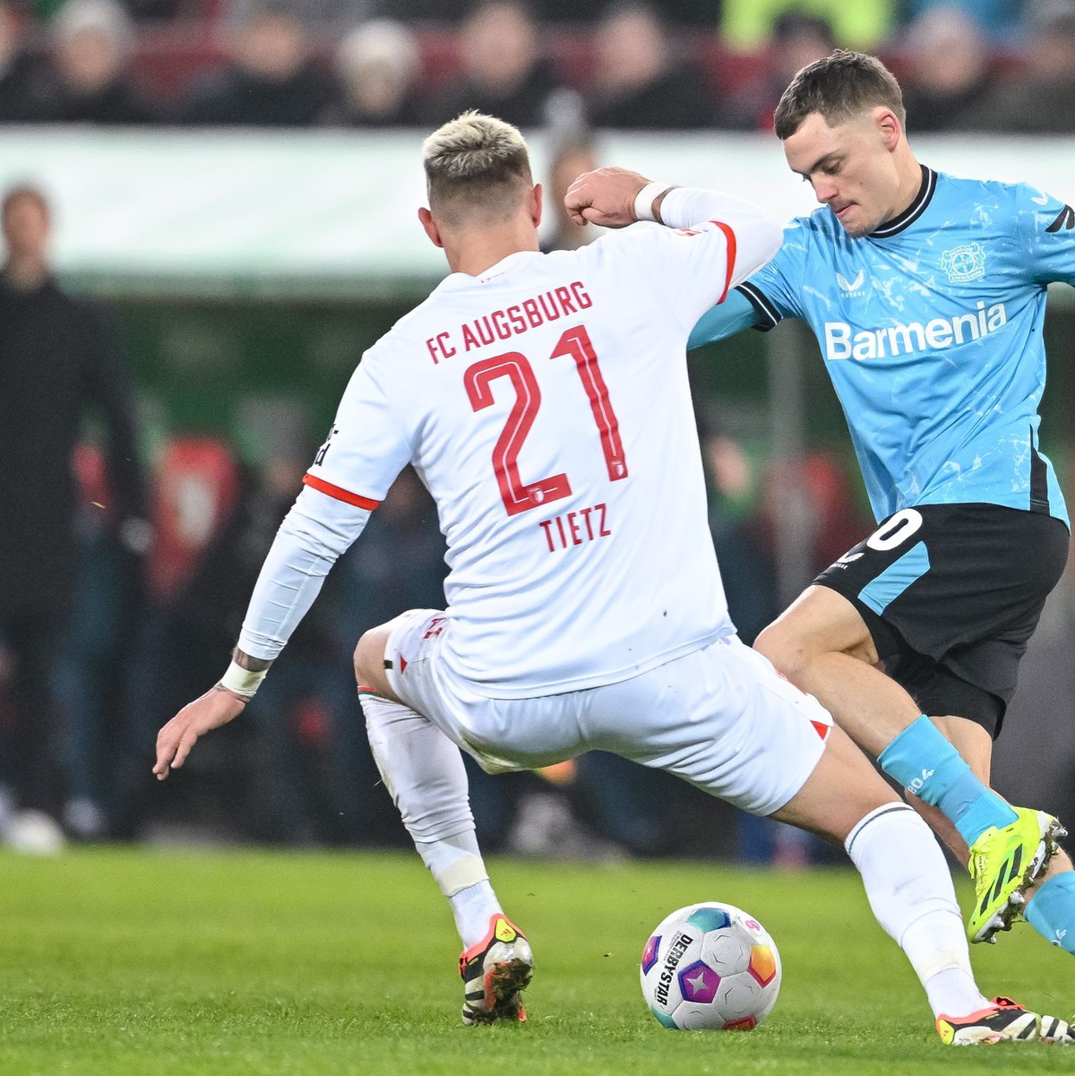 Florian Wirtz (r) kam bei Leverkusens Sieg in Augsburg erst in der zweiten Halbzeit ins Spiel. - Foto: Harry Langer/dpa