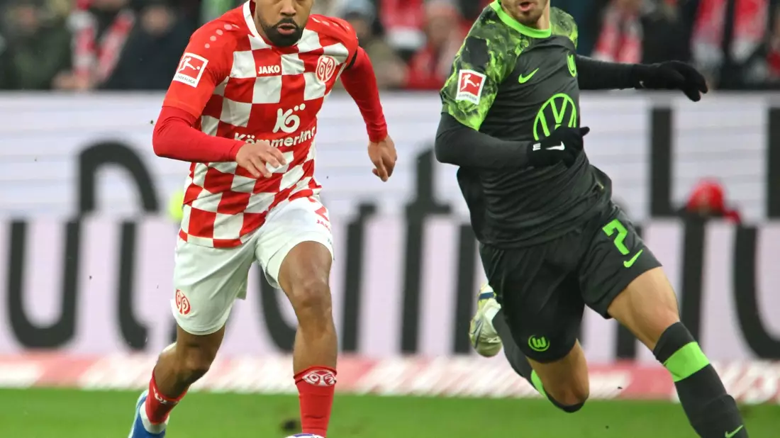 Wolfsburgs Torschütze Vaclav Cerny (r) im Laufduell mit dem Mainzer Phillip Mwene. - Bild: Torsten Silz/dpa