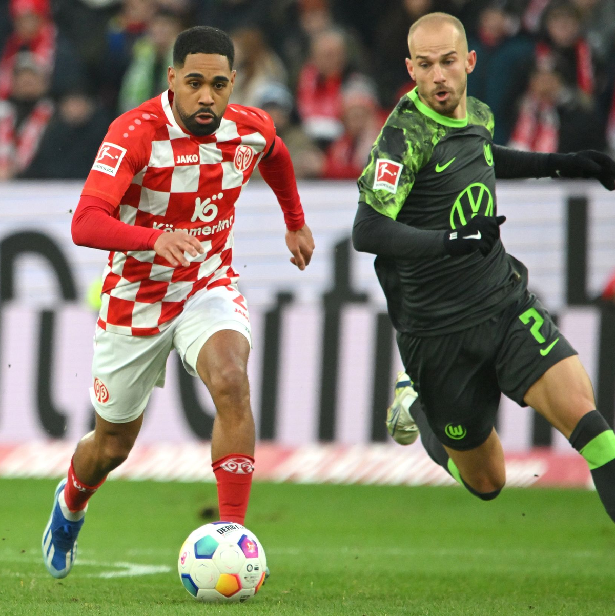 Wolfsburgs Torschütze Vaclav Cerny (r) im Laufduell mit dem Mainzer Phillip Mwene. - Foto: Torsten Silz/dpa