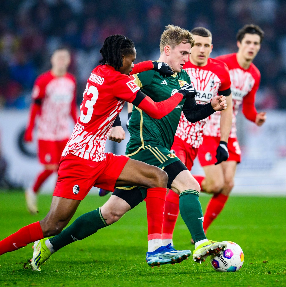 Der SC Freiburg (rote Trikots) und Union Berlin trennten sich torlos. - Foto: Tom Weller/dpa