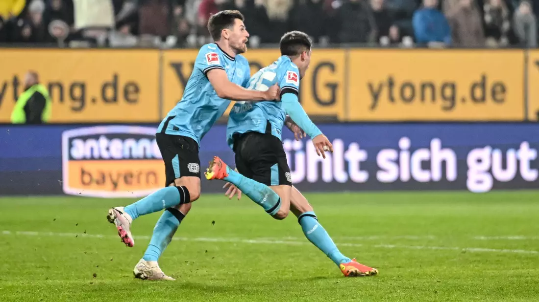 Leverkusens Matchwinner in Augsburg: Exequiel Palacios (r). - Bild: Harry Langer/dpa