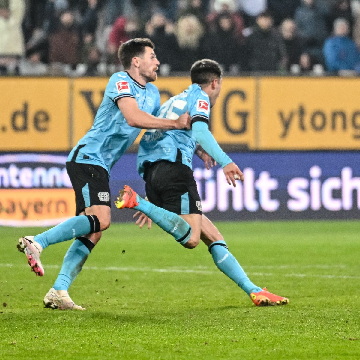 Leverkusens Matchwinner in Augsburg: Exequiel Palacios (r). - Foto: Harry Langer/dpa
