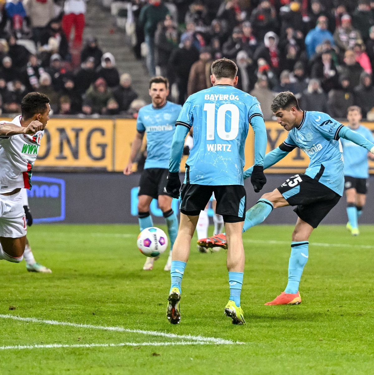 Anton Kade beweist für den FC Augsburg Köpfchen. - Foto: Harry Langer/dpa
