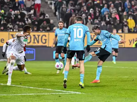 Exequiel Palacios (r) schoss Leverkusen in der Nachspielzeit zum Sieg. - Foto: Harry Langer/dpa