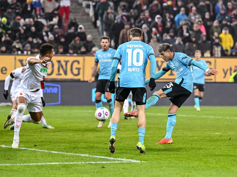 Exequiel Palacios (r) schoss Leverkusen in der Nachspielzeit zum Sieg. - Foto: Harry Langer/dpa