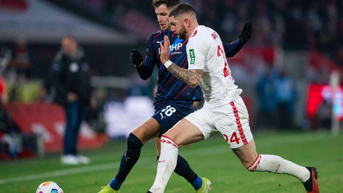 Kölns Julian Chabot (r) im Zweikampf mit Heidenheims Marvin Pieringer. - Foto: Marius Becker/dpa