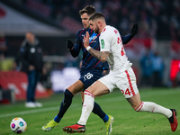 Kölns Julian Chabot (r) im Zweikampf mit Heidenheims Marvin Pieringer. - Foto: Marius Becker/dpa