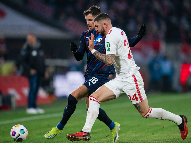 Kölns Julian Chabot (r) im Zweikampf mit Heidenheims Marvin Pieringer. - Foto: Marius Becker/dpa