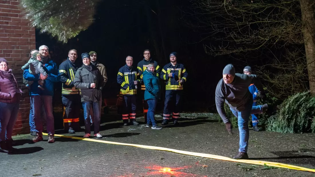 FW Flotwedel: Weihnachtsbaumweitwurf der Ortsfeuerwehr Wienhausen lockt erneut zahlreiche Besucher:innen an - Bild: presseportal.de