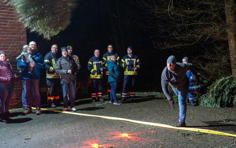 FW Flotwedel: Weihnachtsbaumweitwurf der Ortsfeuerwehr Wienhausen lockt erneut zahlreiche Besucher:innen an - Foto: presseportal.de
